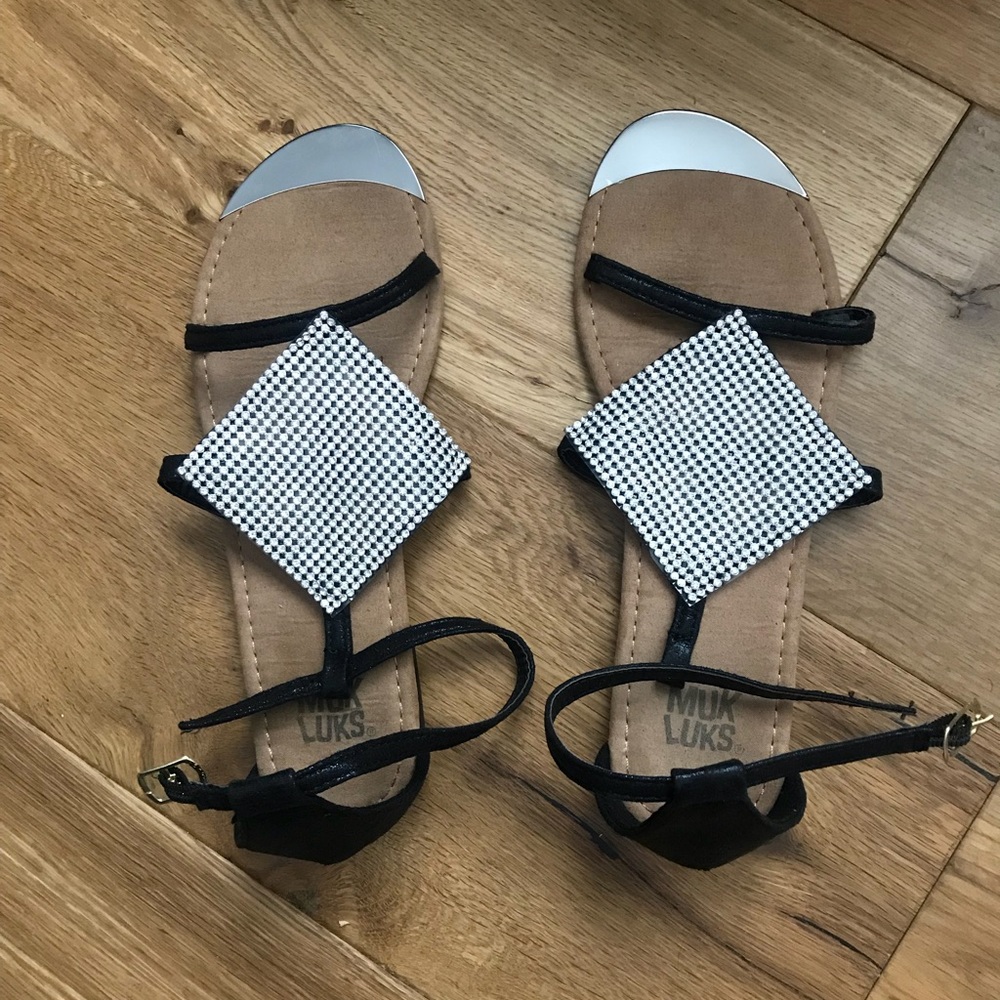 Muk luk sandals sz 9